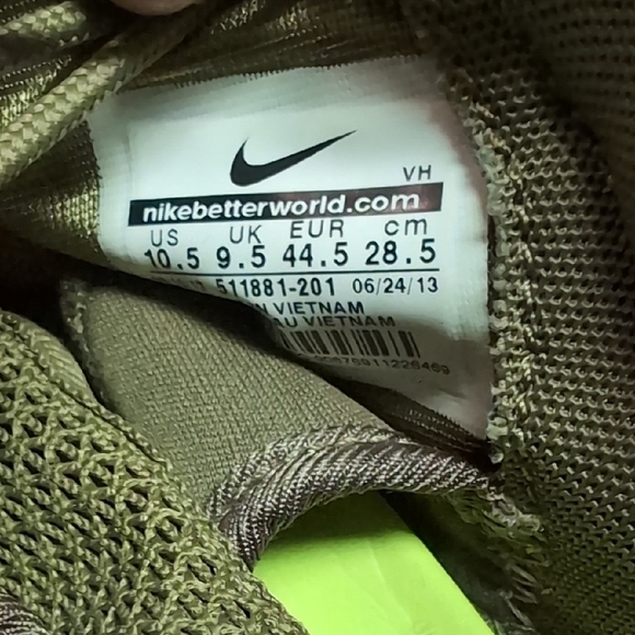 Nike Roshe Runners Green Sneakers - Picture 5 of 9